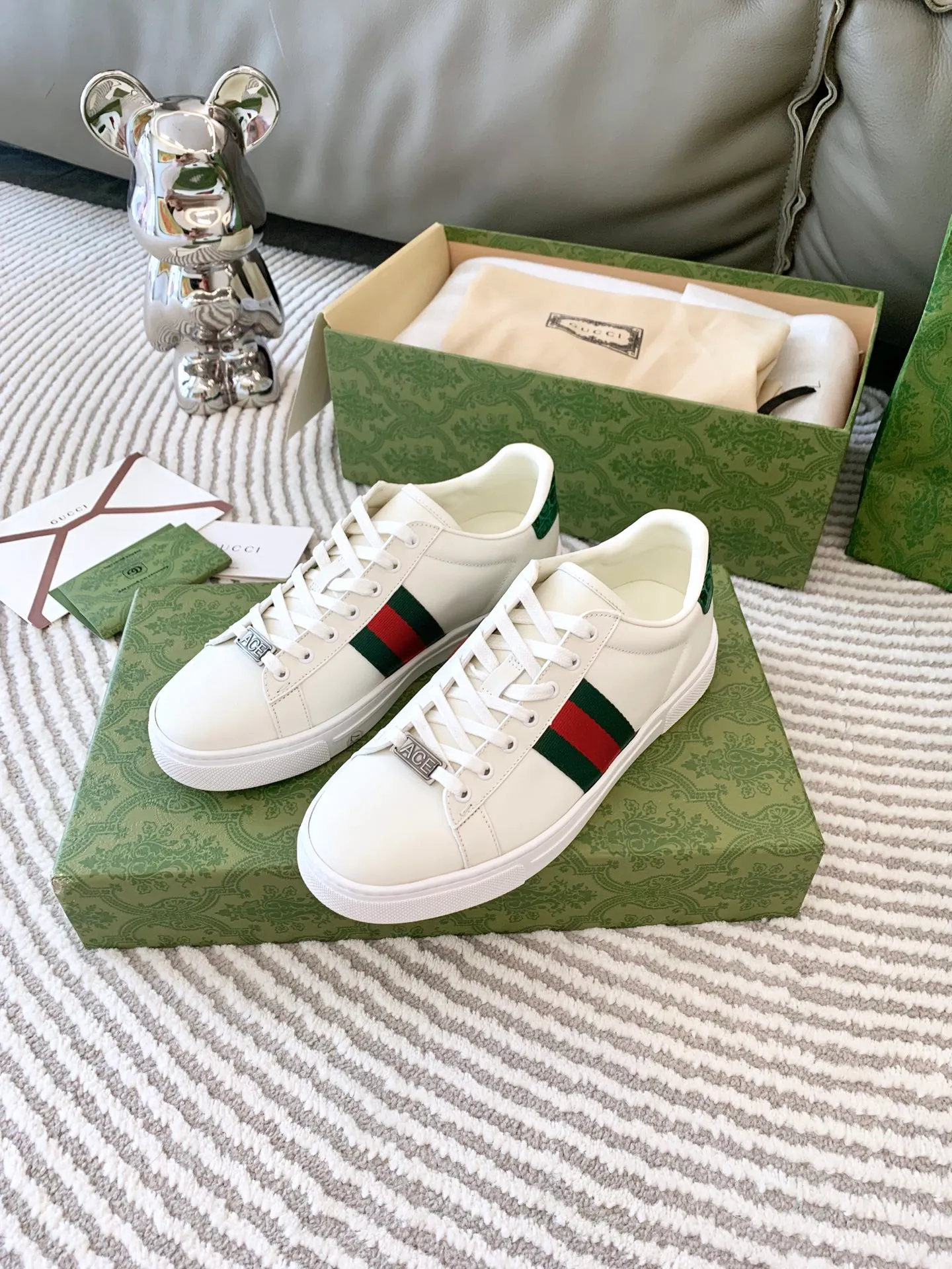 👟👟Ex-factory price 540👟👟 Men's size +10 Top version: Gucci G family classic Ace series Embroidery Little Bee White Shoes Couple Style Ribbon Love Casual Sports Shoes Sneakers Original Purchase Development Production This brand's classic low-top sports shoes interweave golden embroidered bees with red and green webbing. The bee is a classic element of the brand. It appeared in the Gucci ready-to-wear series in the 1970s. Exquisite packaging at the delivery counter🛍📦 ▪️Fabrics: Original custom imported first-layer cowhide ▪️Foots: Original custom cowhide lining ▪️Sole: Original open-molded rubber non-slip material ▪️Sole thickness: 2.5CM ▪️Size: Women's 34-41 (customized 34/41) ▪️Size: Men's 38-46 (38/46 customized)